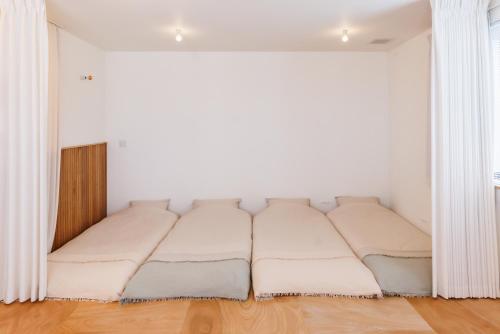 Postel nebo postele na pokoji v ubytování shimagumi house 海のそばの小さな貸切り宿