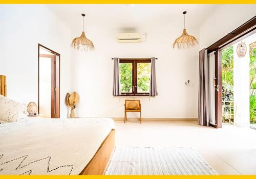 En eller flere senge i et værelse på Villa Canggu