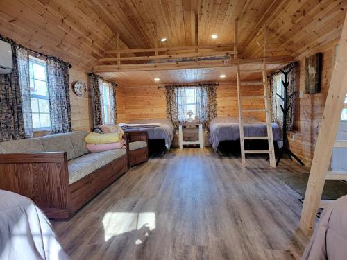 Postel nebo postele na pokoji v ubytování Private Pet-Friendly Cabins with Fire Pit for Nature Escapes in Clear Spring, Maryland, for Memorable Family Glamping Trips
