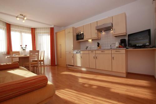 A kitchen or kitchenette at Apart Bergkristall