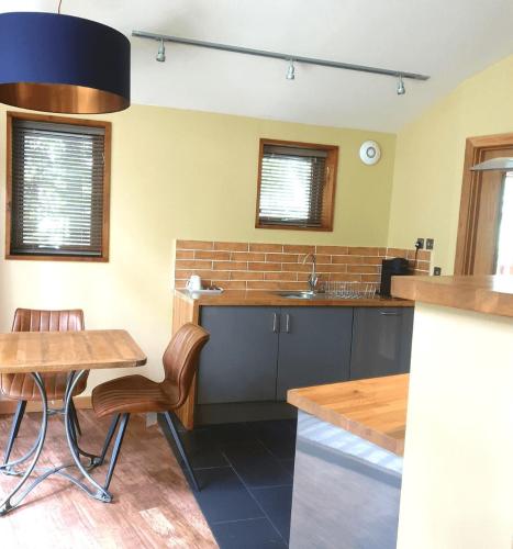 Η κουζίνα ή μικρή κουζίνα στο Cropton Forest Cabins - Forest Holidays