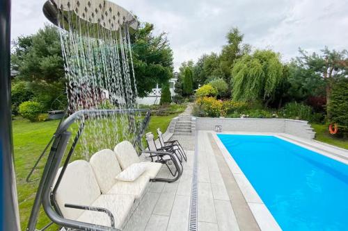 Uroczy domek i apartament nad samym jeziorem z basenem