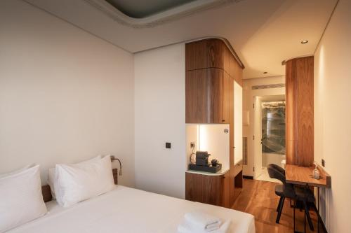 een hotelkamer met een bed en een bureau bij Bouquet Luxury Rooms in Chania