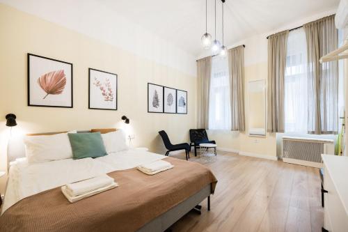 Compact two-bedroom retreat with AC & free parking