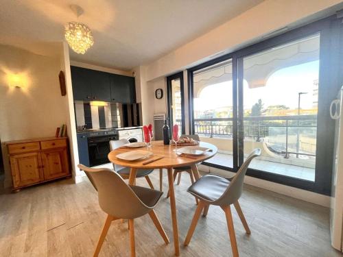une cuisine et une salle à manger avec une table et des chaises dans l'établissement Appartement 2P, 4 Couchages, Terrasse et Salon de Jardin à 200m de la Plage, Fréjus - FR-1-226A-22, à Fréjus