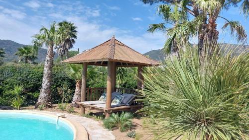 un gazebo à côté d'une piscine dans l'établissement Villa Isollela, au Plan-de-la-Tour
