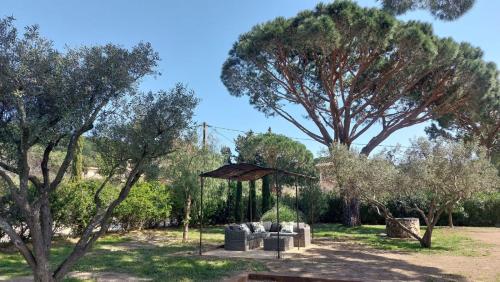 un parc avec un kiosque et un arbre dans l'établissement Villa Isollela, au Plan-de-la-Tour