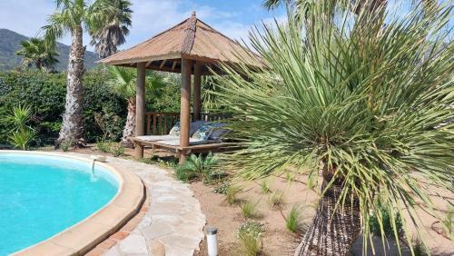 un jardin avec un kiosque et une piscine dans l'établissement Villa Isollela, au Plan-de-la-Tour