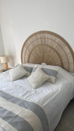 Elle comprend un grand lit avec des draps et des oreillers blancs. dans l'établissement A LAVANDA Maison BONIFACIO, à Bonifacio