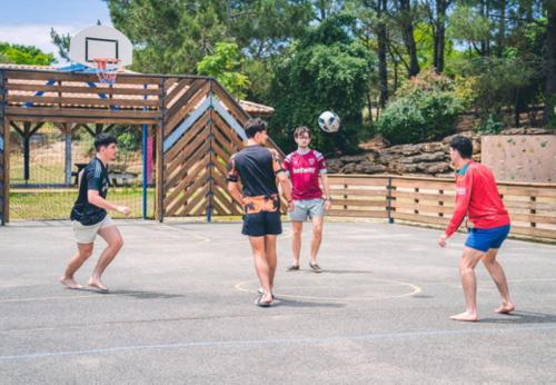 un groupe de gens jouant au basket-ball dans l'établissement La Plage 4 étoiles emplacement C41 3CH 1SDB 6 personnes, à Mimizan-Plage
