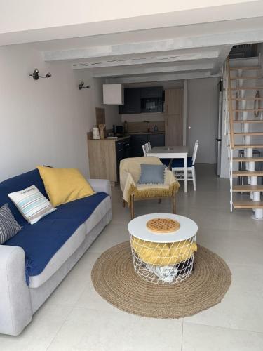 un salon avec un canapé et une table dans l'établissement Villa club climatisée pour 4 personnes avec piscine accessible de mai à septembre, à Sanary-sur-Mer