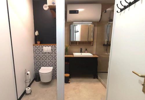 une petite salle de bain avec un lavabo et des toilettes dans l'établissement Home near to Paris, aeroport, Eurodisney, à Les Pavillons-sous-Bois