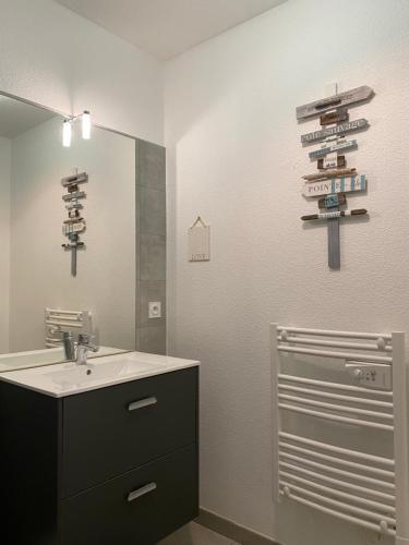 ein Badezimmer mit Waschbecken und Spiegel in der Unterkunft A LAVANDA Maison BONIFACIO in Bonifacio