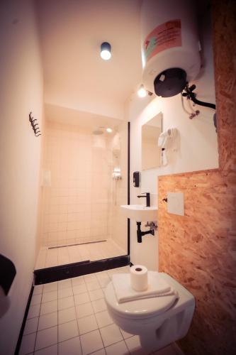Ένα μπάνιο στο Urban Hotel The Golden Stork