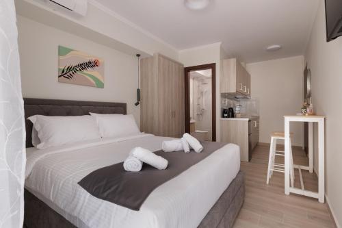 une chambre avec un lit avec deux serviettes dessus dans l'établissement Plaka Studios 2, à Benitses