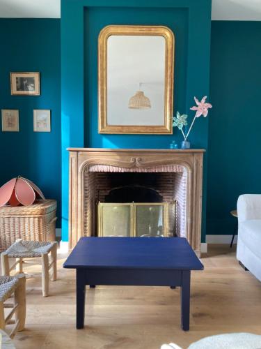 un salon avec une cheminée et un miroir dans l'établissement Family Home between Sea and Forest, à Lanton