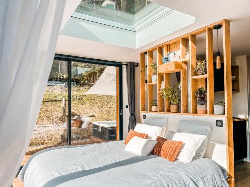 LasseubeChalet insolite - SPA - Vue Pyrénées - Brasero的带床和窗户的卧室
