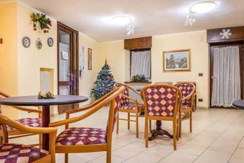 a living room with a christmas tree and a table and chairs at Residence Orizzonte in Vaneze
