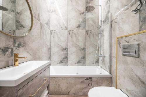 une salle de bain avec douche, lavabo et toilettes dans l'établissement Stylish property, Self check in 24h, Netflix, parking, à Vilnius