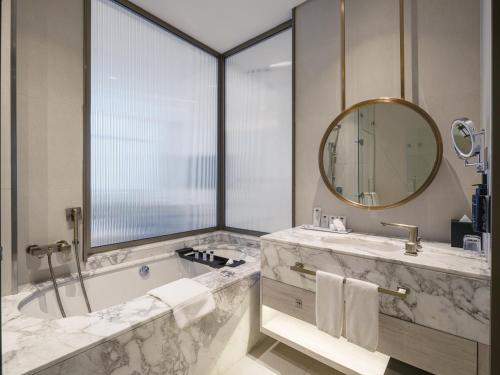 Un baño de Arabella Beach Hotel Kuwait, Vignette Collection by IHG