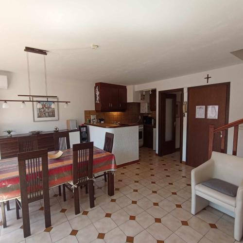 une cuisine et un salon avec une table et des chaises dans l'établissement 6SOL16 Appartement duplex proche mer, à Collioure