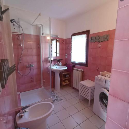 une salle de bain avec un lavabo et une machine à laver dans l'établissement 6SOL16 Appartement duplex proche mer, à Collioure