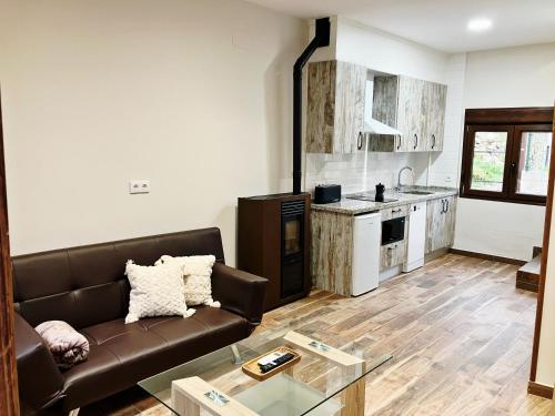 un salon avec un canapé et une cuisine dans l'établissement Los Nidos de Nines, à Cabezabellosa