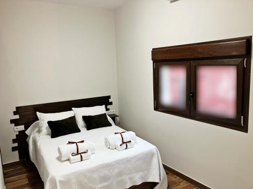 une chambre avec un lit avec deux serviettes dessus dans l'établissement Los Nidos de Nines, à Cabezabellosa