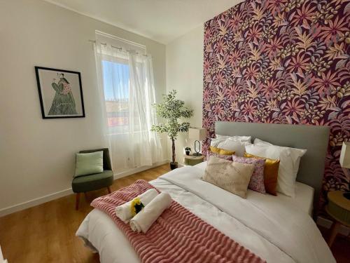 - une chambre dotée d'un grand lit avec un mur rose et violet dans l'établissement Botanic Escape with Air Con, Balcony & Candle Bath Ritual - Pets Welcome, à Carcassonne