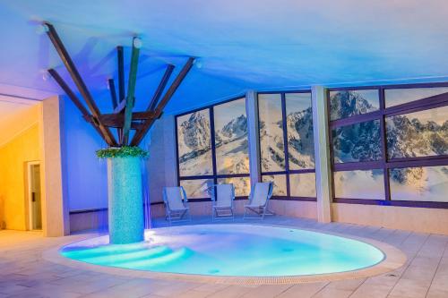 a large pool with chairs and a vase in a room at Residence Orizzonte in Vaneze