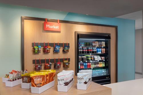 a grocery store with a martiniacistacistacistacist at avid hotel Oak Creek by IHG in Oak Creek