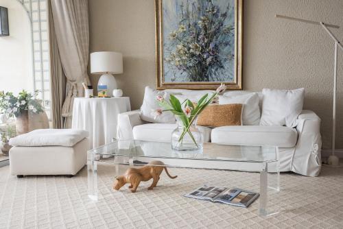 un salon avec un chien debout au milieu d'une table dans l'établissement Beach front magnificent apartment Cote d'Azur Eden Beach, à Antibes