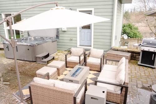 Χώρος καθιστικού στο Villa with Hot Tub, Firepit and Game room