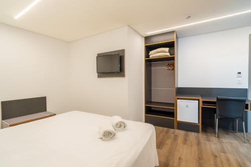 Μια τηλεόραση ή/και κέντρο ψυχαγωγίας στο Uniclass Hotel Lapa