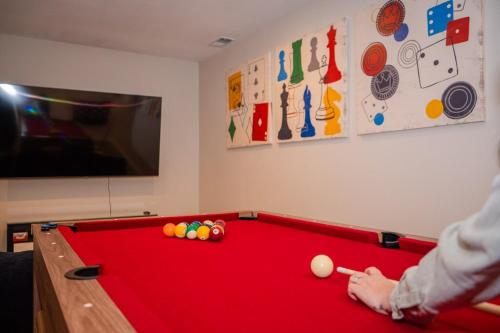 Τραπέζι μπιλιάρδου στο Villa with Hot Tub, Firepit and Game room