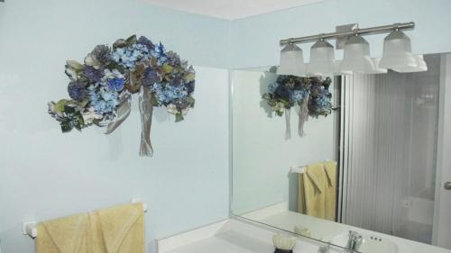 Vannituba majutusasutuses Spacious condo on Siesta Key with private beach access