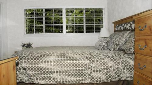 Voodi või voodid majutusasutuse Spacious condo on Siesta Key with private beach access toas