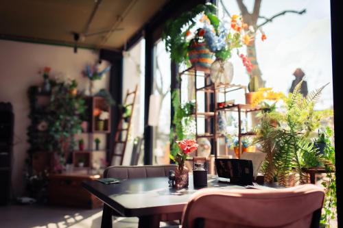 Κήπος έξω από το Urban Hotel The Golden Stork