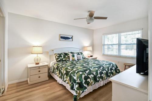 Voodi või voodid majutusasutuse Charming Siesta Key condo with private beach access toas