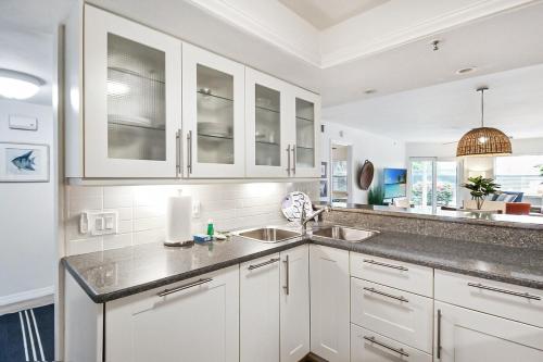 Köök või kööginurk majutusasutuses Charming Siesta Key condo with private beach access