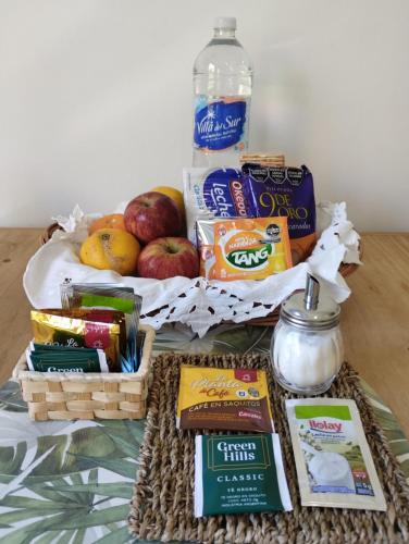 een mand gevuld met eten en een fles water bij Tigre Center in Tigre