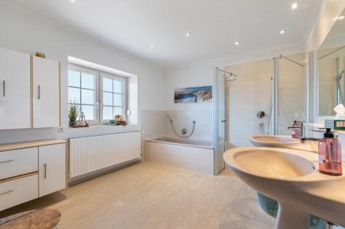 a bathroom with two sinks and a shower and a tub at Graf Rudolf in Burg