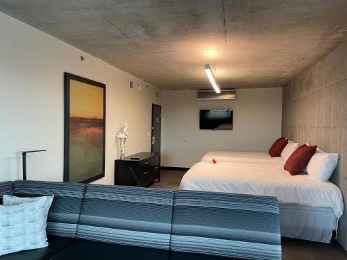 Postel nebo postele na pokoji v ubytování Grand Hotel Times Sherbrooke