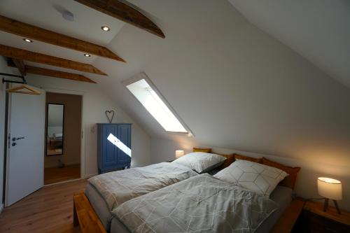 a bedroom with a bed and a large window at Raabennest - Bewusst Genießen Junges Wohnen im Alten Dorf in Jübek
