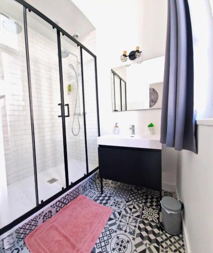 une salle de bain avec une baignoire, un lavabo et une douche dans l'établissement Les Bons Enfants 6, à Rouen