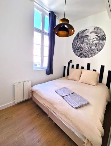 une chambre avec un lit dans une pièce avec une fenêtre dans l'établissement Les Bons Enfants 6, à Rouen