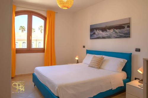 een slaapkamer met een groot bed en een raam bij Sph24 Appartamento Alghero Via Mazzini in Alghero
