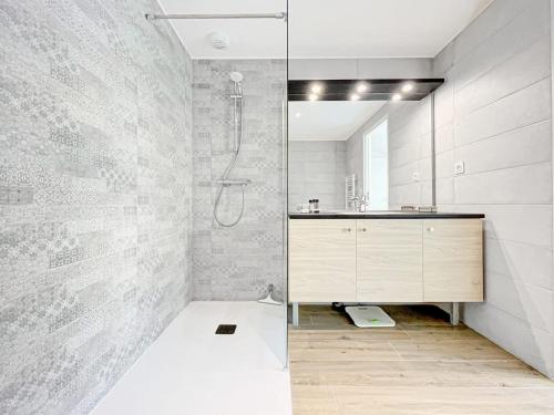 une salle de bain avec douche et lavabo dans l'établissement Sky Croisette - Palais des Festivals et des Congrès, à Cannes