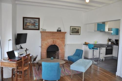 - un salon avec une cheminée, une table et des chaises dans l'établissement Villa SUPERBE VUE MER avec WIFI, jardin, terrasse à PERROS GUIREC - Réf 931, à Perros-Guirec