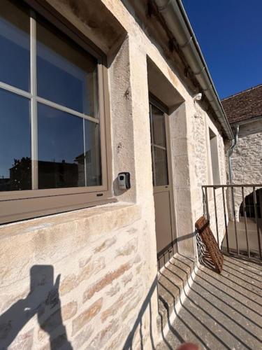 a building with a door and a window on a porch at Au 8 à Meursault, Magnifique maison Bourguignonne au pied des vignes, jardin, places de parking privée in Meursault